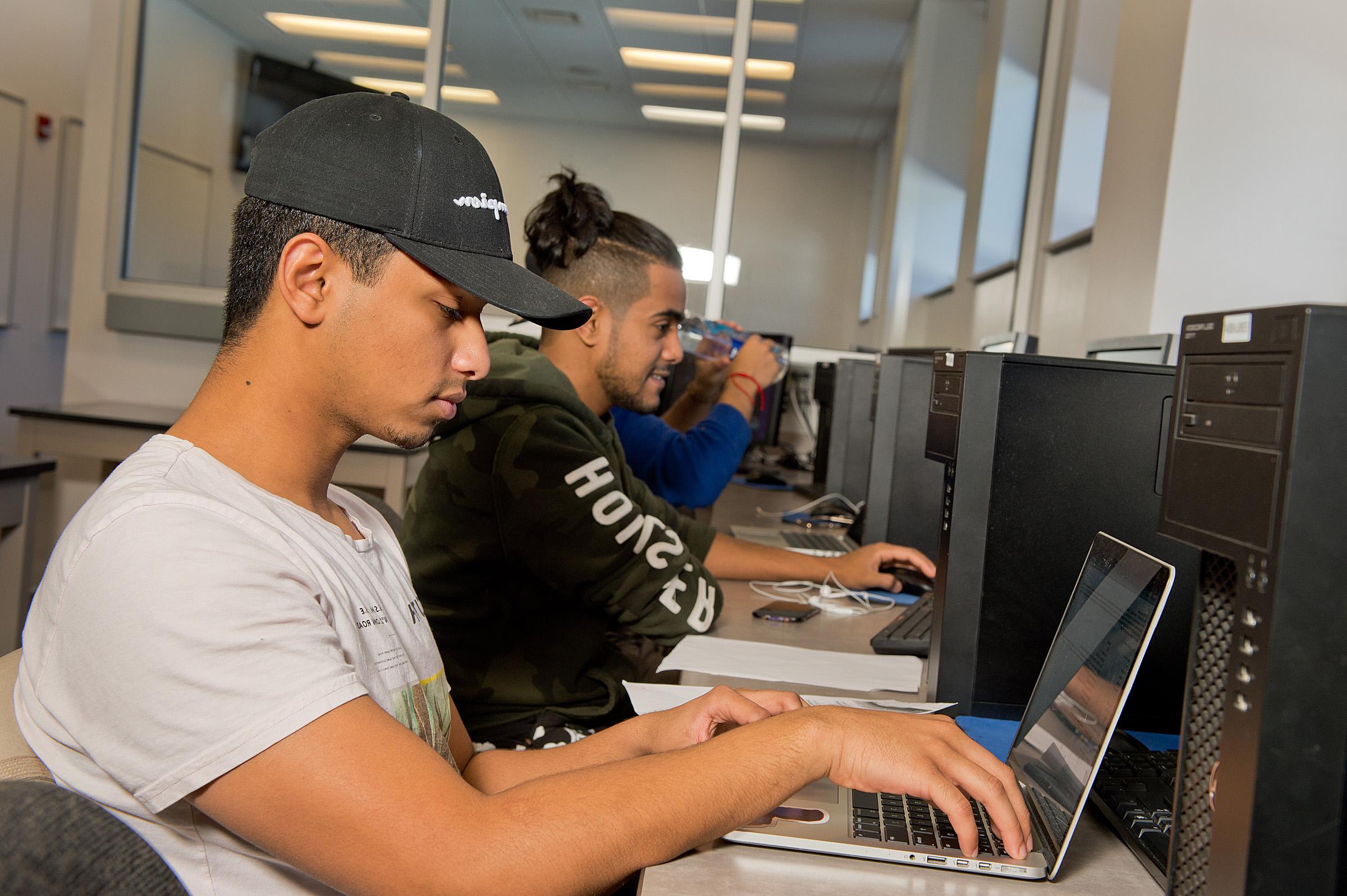 计算机工程专业的学生用笔记本电脑